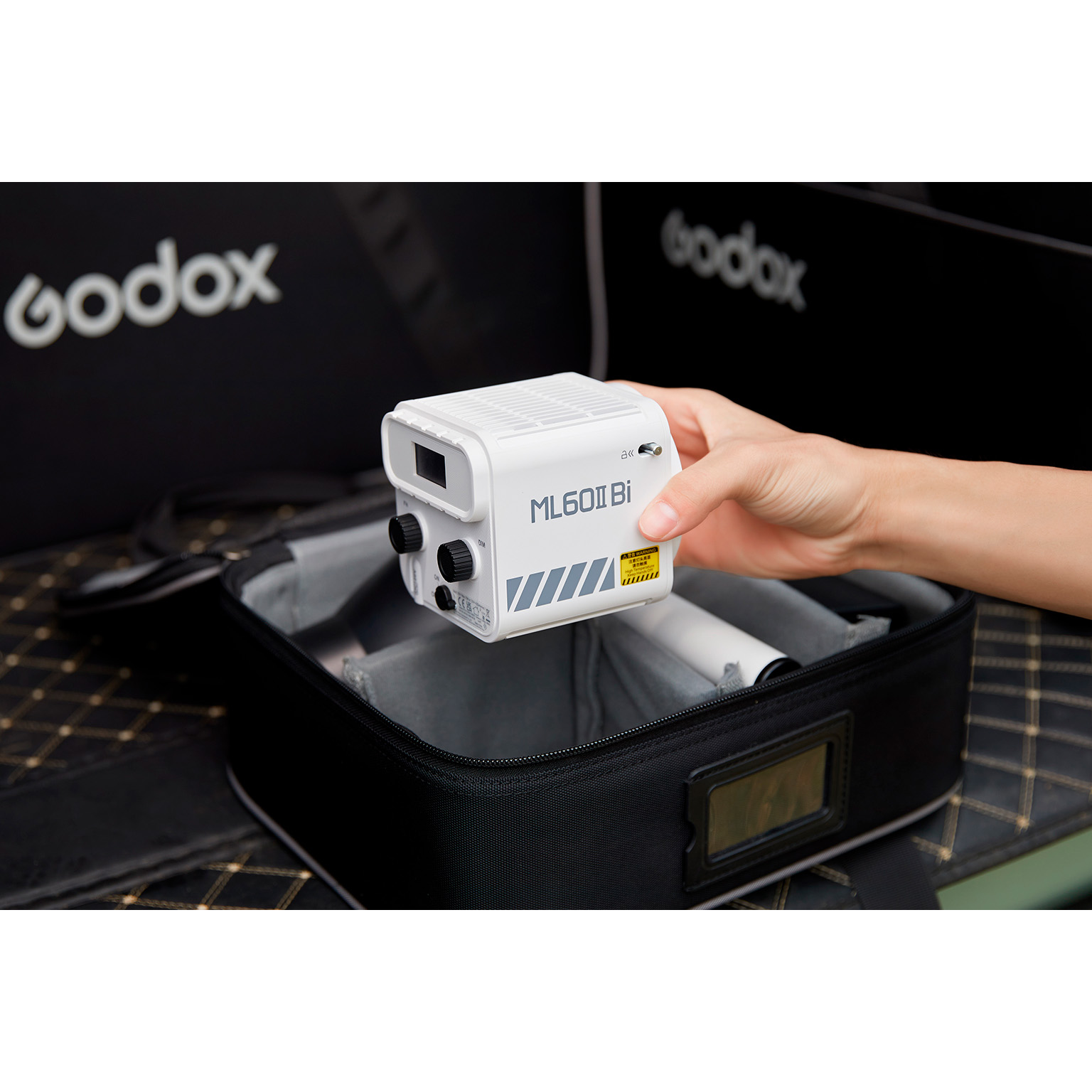 Осветитель светодиодный Godox ML60II Bi Kit1 (с AK-B01) Осветитель светодиодный Godox ML60II Bi Kit1 (с AK-B01)